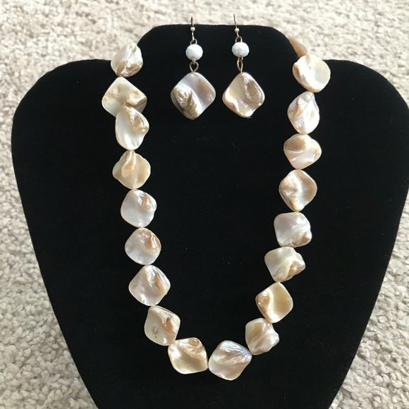 🌸 Necklace & Earring Set – Thick Shell – Like New - Picture 12 of 12